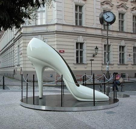 Памятник обуви